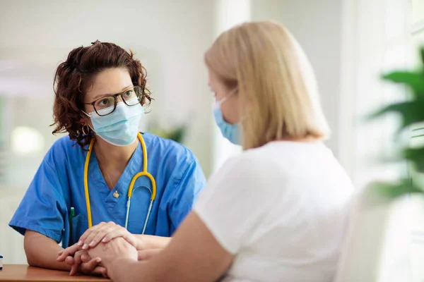 Médecin Examinant Patient Malade Dans Masque Facial Malade Dans Une — Photo