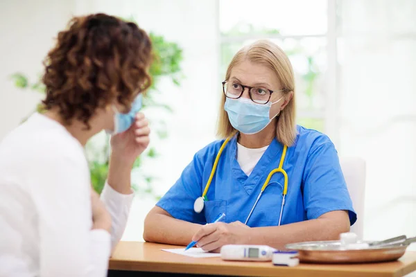 Dokter Onderzoekt Zieke Patiënt Met Gezichtsmasker Ill Vrouw Kliniek Voor — Stockfoto