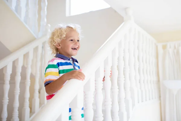 Kid Walking Stairs White House Little Boy Playing Sunny Staircase — Stock Photo, Image