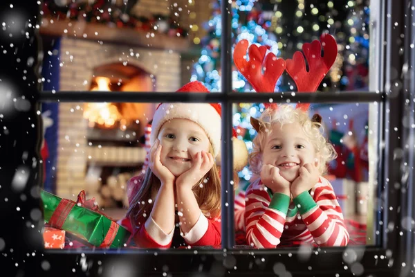 Noel Arifesinde Noel Ağacı Şömine Başında Çocuklar Noel Evde Kutlayan — Stok fotoğraf