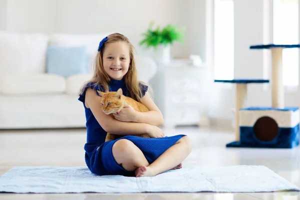 Kind Dat Thuis Met Kat Speelt Kinderen Huisdieren Klein Meisje — Stockfoto