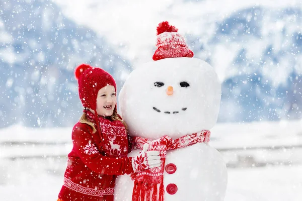 Děcko Buduje Sněhuláka Děti Stavějí Sněhuláka Chlapec Dívka Hrají Venku — Stock fotografie