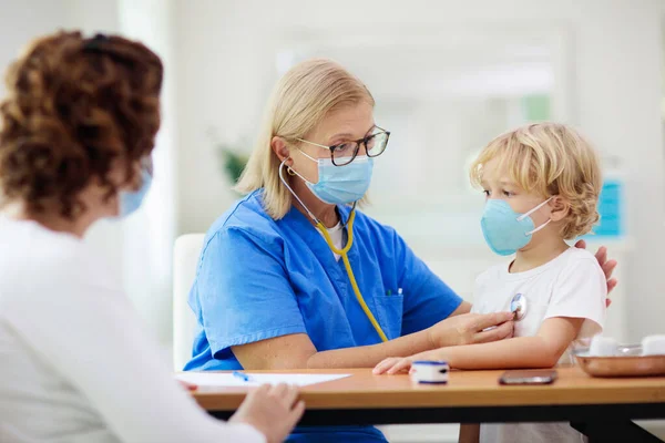 Çocuk Doktoru Yüz Maskeli Hasta Çocuğu Muayene Ediyor Test Tarama — Stok fotoğraf