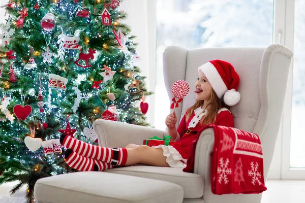 Criança Com Doce Decorando Árvore Natal Presente Abertura Presente Casa — Fotografia de Stock
