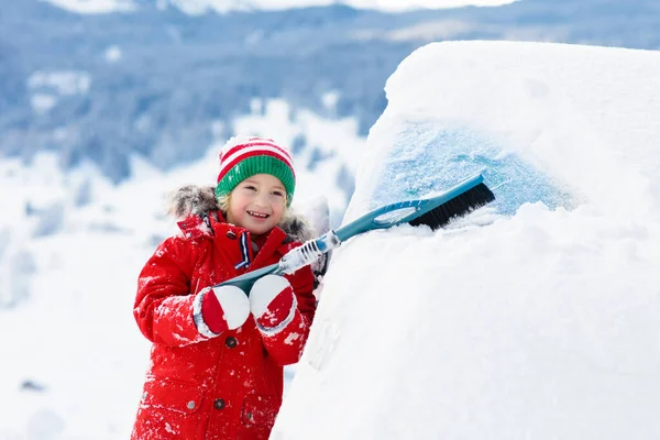 Bambino Spazzolando Neve Fuori Auto Dopo Tempesta Ragazzo Con Spazzola — Foto Stock