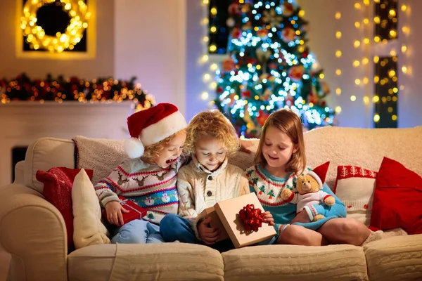 Kinder Christbaum Und Kamin Heiligabend Familie Mit Kindern Feiert Weihnachten — Stockfoto