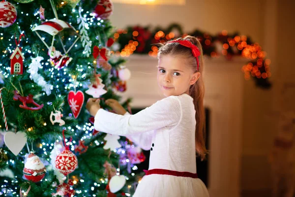 Familia Mañana Navidad Chimenea Niños Abriendo Regalos Navidad Niños Bajo —  Fotos de Stock