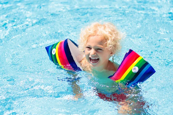 Criança Piscina Usando Braçadeiras Infláveis Coloridas Crianças Aprendem Nadar Com — Fotografia de Stock