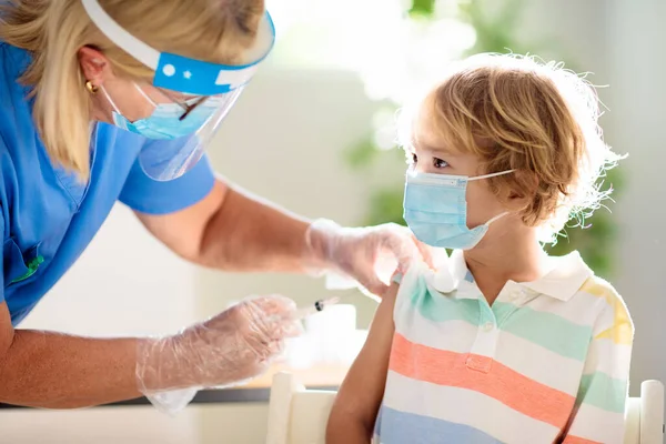 Coronavirus Aşısı Covid Aşısı Çocuk Aşılayan Doktor Klinikteki Çocuklar Küçük — Stok fotoğraf