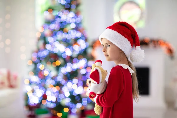 Familie Kerstochtend Bij Open Haard Kinderen Openen Kerstcadeaus Kinderen Onder — Stockfoto