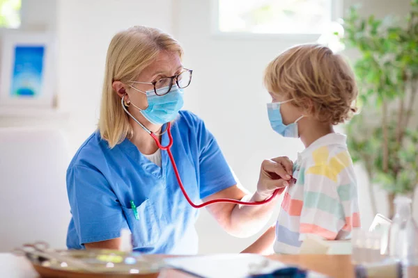 Coronavirus Oltás Covid Vakcina Orvos Beoltja Gyereket Gyerekek Klinikán Egy — Stock Fotó