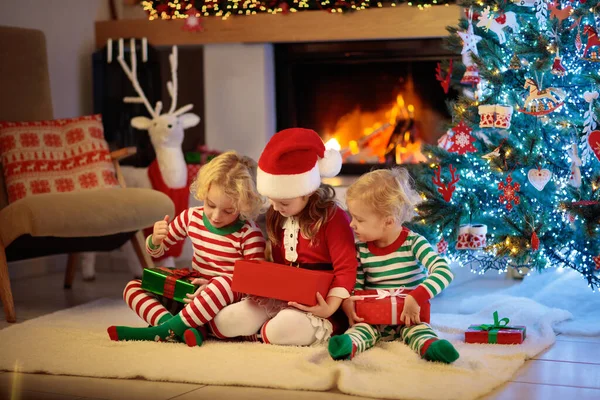 Los Niños Árbol Navidad Chimenea Víspera Navidad Familia Con Niños —  Fotos de Stock