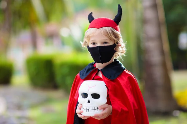 Cadılar Bayramı Kostümü Yüz Maskesi Takmış Çocuklar Koronavirüs Salgınında Şeker — Stok fotoğraf