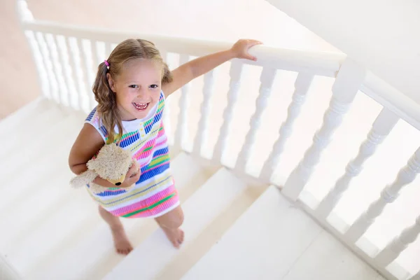 Miúdo Andar Escadas Casa Branca Menina Brincando Escadaria Ensolarada Família — Fotografia de Stock