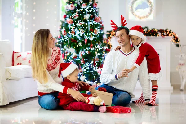 Família Celebrando Natal Pais Crianças Decoram Árvore Natal Abrem Presentes — Fotografia de Stock