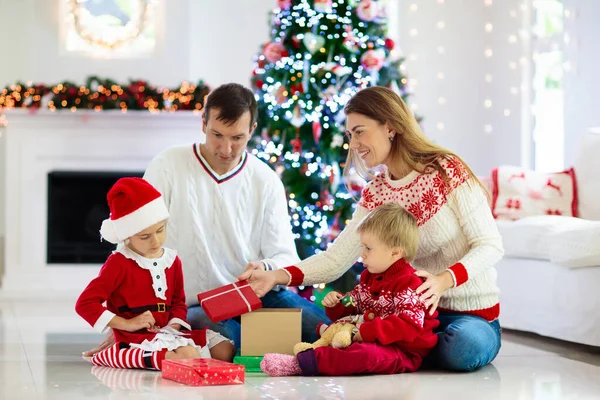 Famiglia Che Festeggia Natale Genitori Bambini Decorano Albero Natale Aprono — Foto Stock