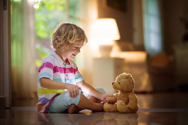 Дитина Грає Плюшевим Ведмедем Маленький Хлопчик Обіймає Свою Улюблену Іграшку — стокове фото