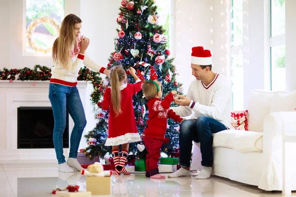 Famiglia Che Festeggia Natale Genitori Bambini Decorano Albero Natale Aprono — Foto Stock