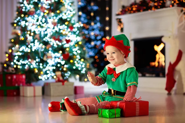 Criança Presente Abertura Árvore Natal Casa Criança Traje Duende Com — Fotografia de Stock