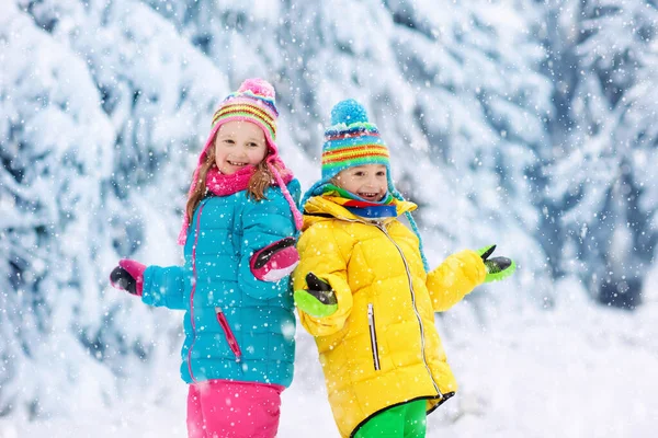 Crianças Brincando Com Neve Inverno Menina Menino Casaco Colorido Chapéu — Fotografia de Stock