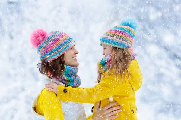 Mother Child Knitted Winter Hats Play Snow Family Christmas Vacation — Stock Photo, Image