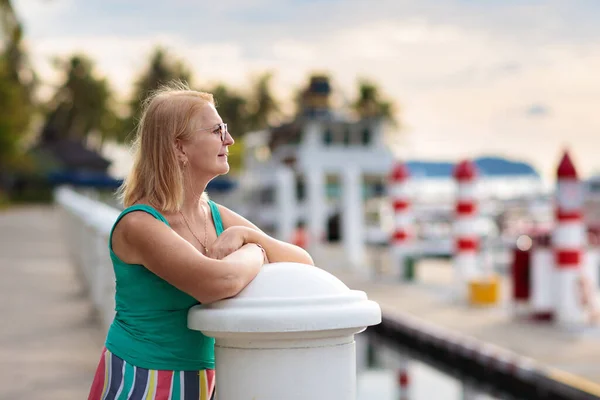 Starší Žena Hlídá Jachtu Loď Přístavu Jachting Sport Pro Rodinu — Stock fotografie