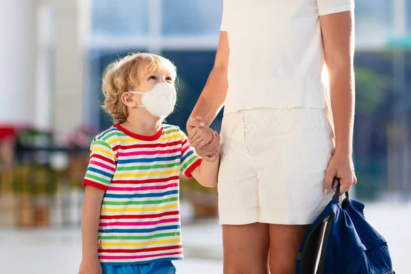 Famille Avec Enfants Masque Facial Dans Centre Commercial Aéroport Mère — Photo