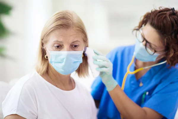 Médico Examinando Paciente Enfermo Con Máscara Facial Mujer Enferma Clínica —  Fotos de Stock