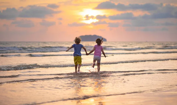 Niño Jugando Playa Del Océano Niño Saltando Las Olas Atardecer —  Fotos de Stock