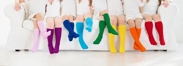Παιδιά Που Φοράνε Πολύχρωμες Κάλτσες Παιδική Συλλογή Υποδημάτων Ποικιλία Πλεκτών — Φωτογραφία Αρχείου