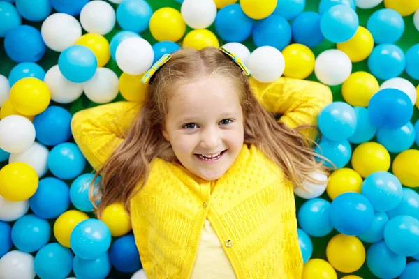 Criança Brincar Campo Bolas Brinquedos Coloridos Para Crianças Jardim Infância — Fotografia de Stock