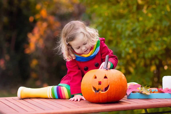 Criança Esculpir Abóbora Halloween Crianças Esculpir Abóboras Para Truque Tratar — Fotografia de Stock
