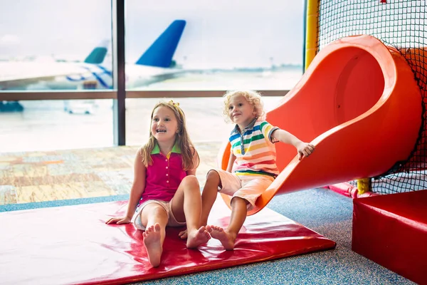 Kids Airport Playground Children Look Airplane Traveling Flying Child Family — Stock Photo, Image