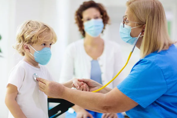 Çocuk Doktoru Yüz Maskeli Hasta Çocuğu Muayene Ediyor Test Tarama — Stok fotoğraf