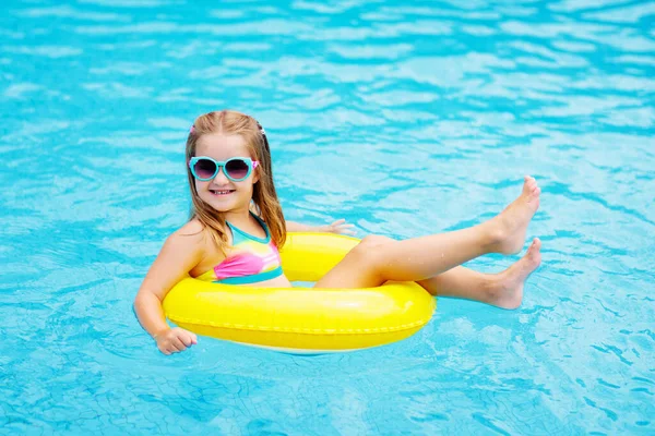 Kind Schwimmbad Schwimmt Auf Spielzeugring Kinder Schwimmen Farbenfroher Gelber Wagen — Stockfoto