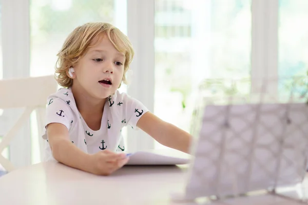 Fjärrundervisning Online Skolbarn Med Dator Som Har Videokonferens Chatt Med — Stockfoto