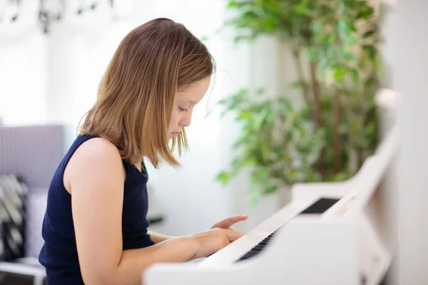 Barn Leker Piano Barn Spelar Musik Vit Digital Piano För — Stockfoto