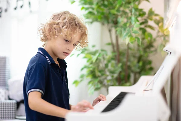 Dítě Hrající Piano Děti Hrají Hudbu Bílé Digitální Piano Pro — Stock fotografie