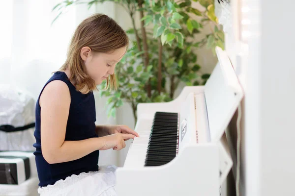 Παιδί Που Παίζει Πιάνο Παιδιά Παίζουν Μουσική Λευκό Ψηφιακό Πιάνο — Φωτογραφία Αρχείου