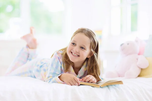 Kinderleesboek Bed Witte Zonnige Slaapkamer Met Raam Kinderen Lezen Boeken — Stockfoto