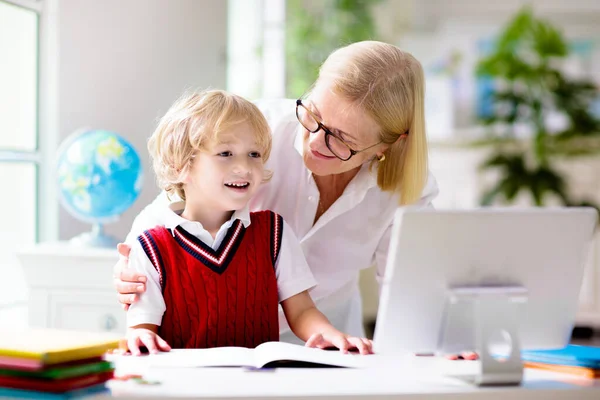 Fjärrundervisning Online Skolbarn Med Dator Som Har Videokonferens Chatt Med — Stockfoto