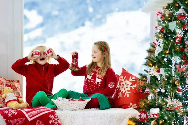 Bambino Che Addobba Albero Natale Casa Ragazzino Bambina Maglione Maglia — Foto Stock