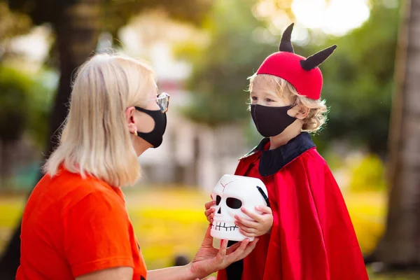 Cadılar Bayramı Kostümü Yüz Maskesi Takmış Çocuklar Koronavirüs Salgınında Şeker — Stok fotoğraf