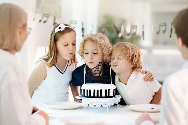 Musique Piano Thème Fête Anniversaire Des Enfants Enfant Avec Gâteau — Photo