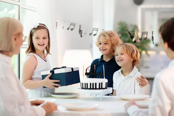 Muziek Piano Thema Kinderen Verjaardagsfeestje Jongen Met Zwart Wit Taart — Stockfoto