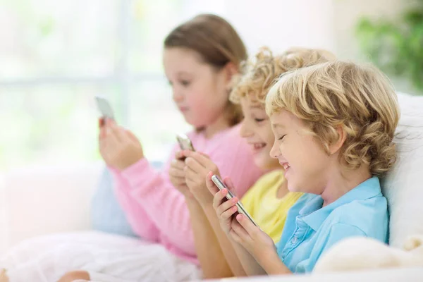 Miúdos Com Telemóvel Criança Com Computador Tablet Assistindo Filme Jogando — Fotografia de Stock