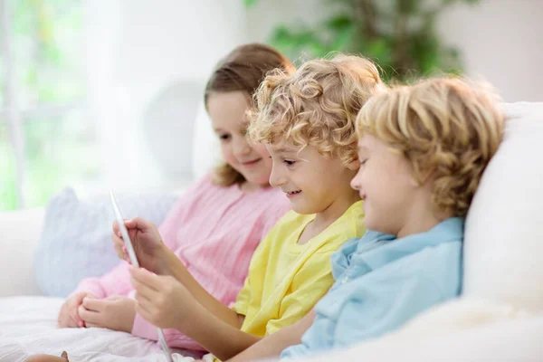 Enfants Avec Téléphone Portable Enfant Avec Tablette Informatique Regardant Film — Photo