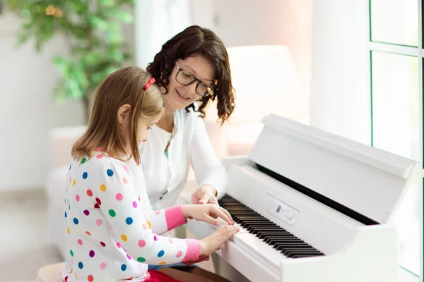 Piyano Çalan Çocuk Çocuklar Müzik Çalar Çocuklar Için Klasik Eğitim — Stok fotoğraf
