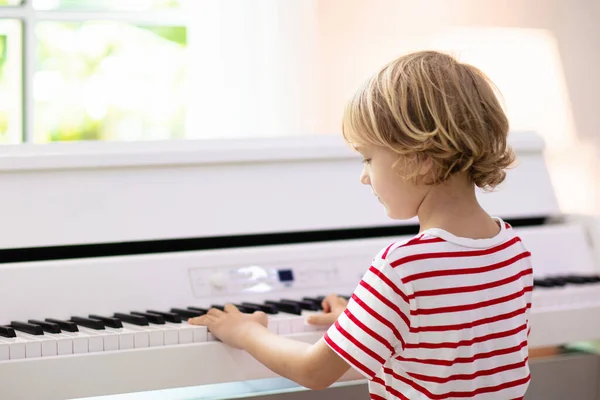 Παιδί Που Παίζει Πιάνο Παιδιά Παίζουν Μουσική Κλασική Εκπαίδευση Για — Φωτογραφία Αρχείου