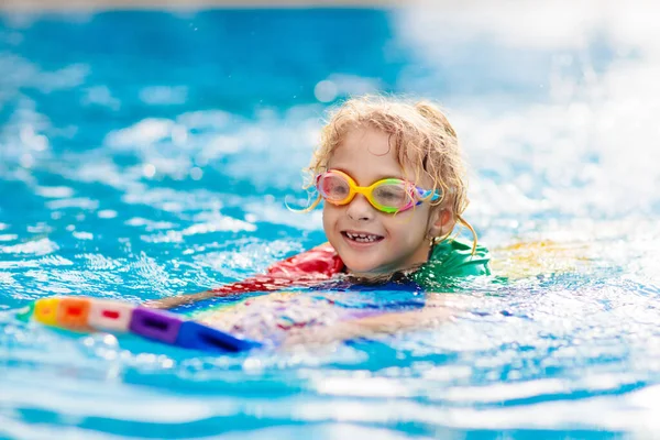Child Learning Swim Outdoor Pool Tropical Resort Kids Learn Swimming — Stock Photo, Image